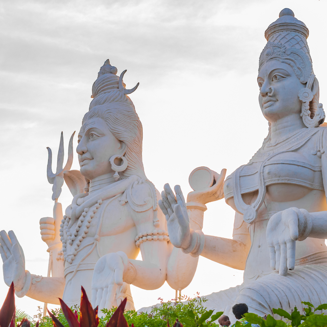 Indické sochy Shiva a Shakti. Sedí vedle sebe a jsou v meditaci.