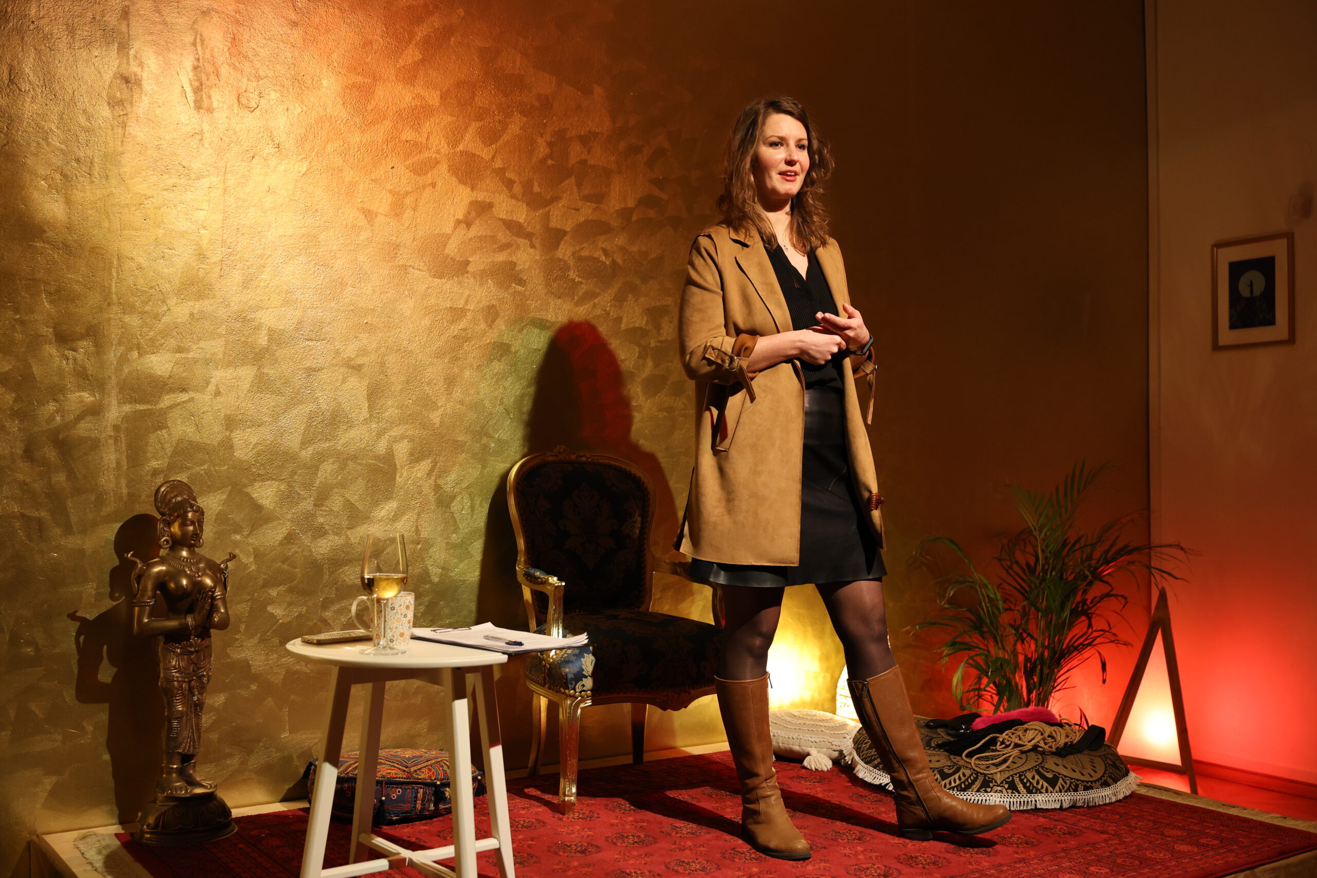 Žena stojící na pódiu. zlaté pozadí-